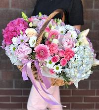 Композиция солнечный день в Зеленый Городок Цветочная композиция из Розы, Хризантемы, Пионы и Лизиантусы в корзине в Зеленый Городок