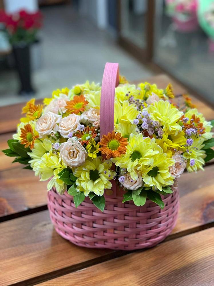 Цветочная композиция из Хризантемы и Розы в корзине в Зеленый Городок