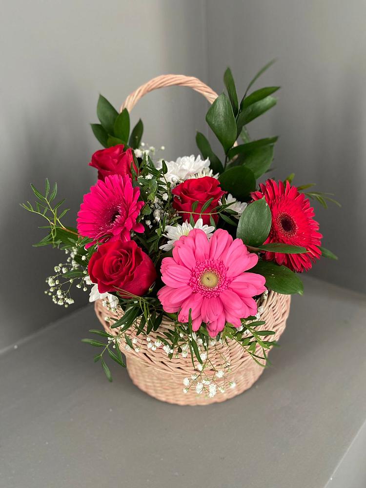 Цветочная композиция из Розы, Хризантемы и Герберы в корзине в Зеленый Городок