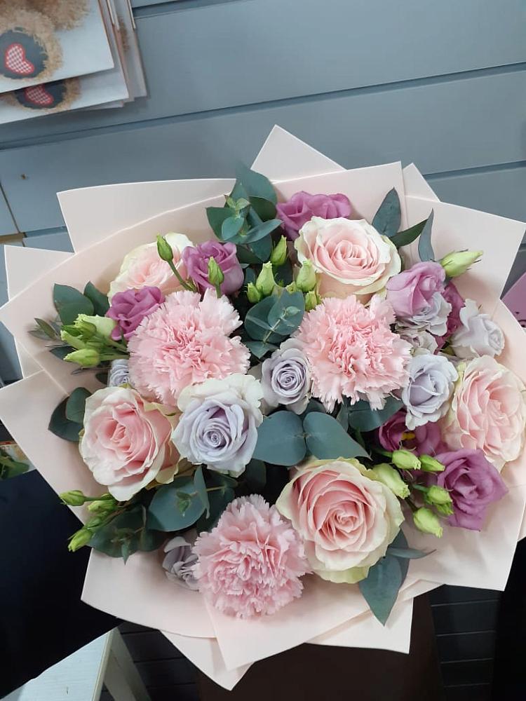 Букет цветов из: Розы, Гвоздики и Лизиантусы в Зеленый Городок