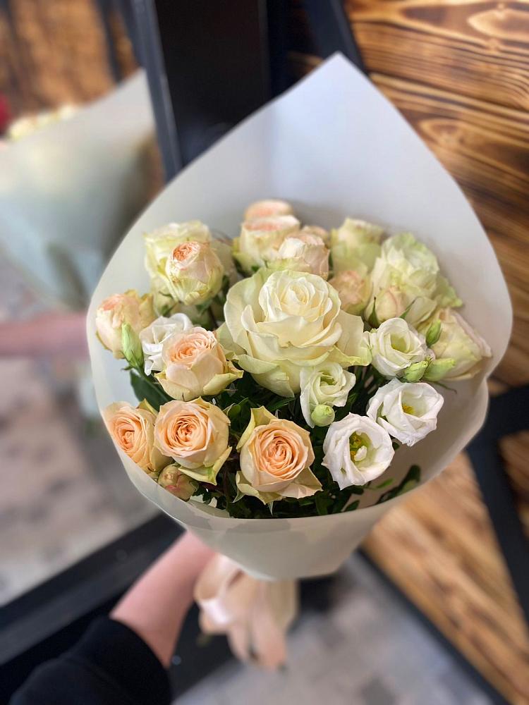 Букет цветов из: Розы и Лизиантусы в Зеленый Городок